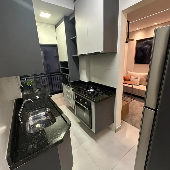 Cozinha com cooktop e forno embutido