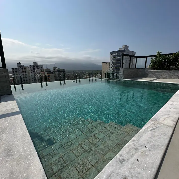Piscina com borda infinita na cobertura do Residence Evoque