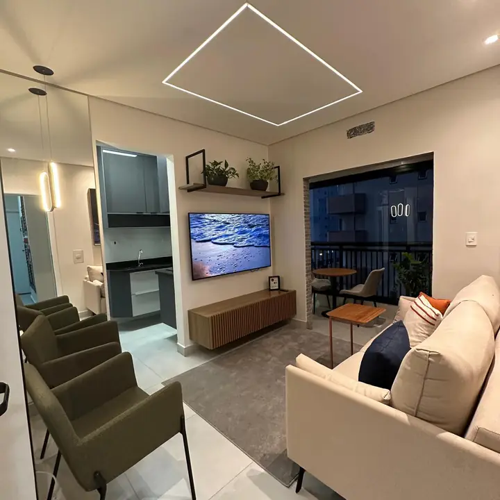 Living integrado com sofá e acesso à varanda