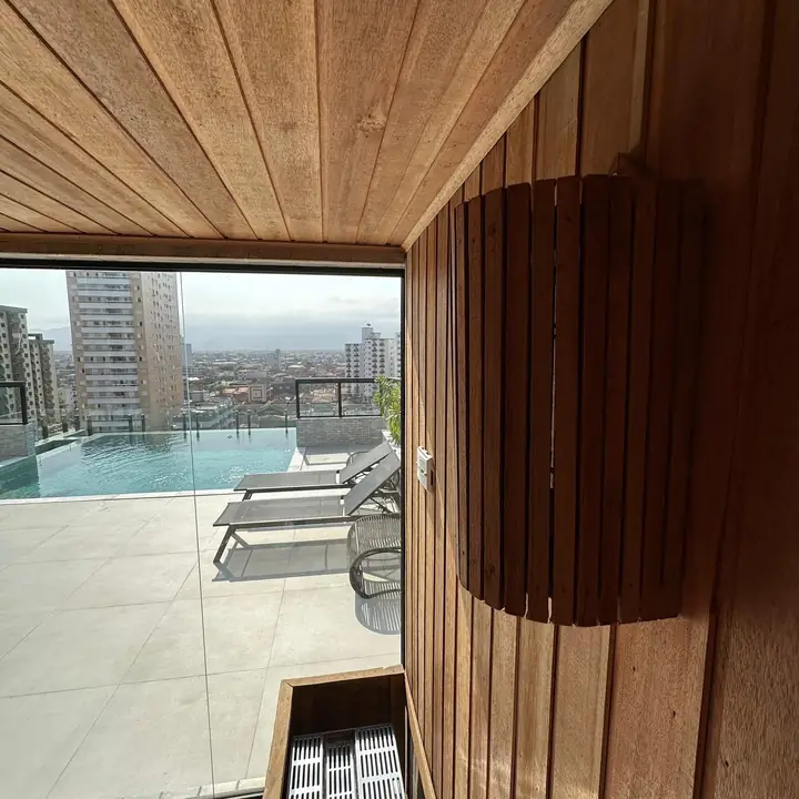 Sauna de madeira com vista para a piscina