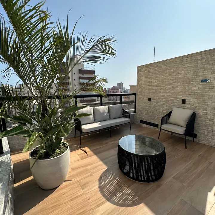 Solário com deck e poltronas