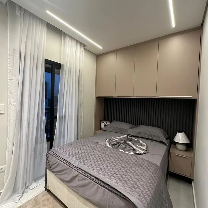 Suíte com iluminação em linha