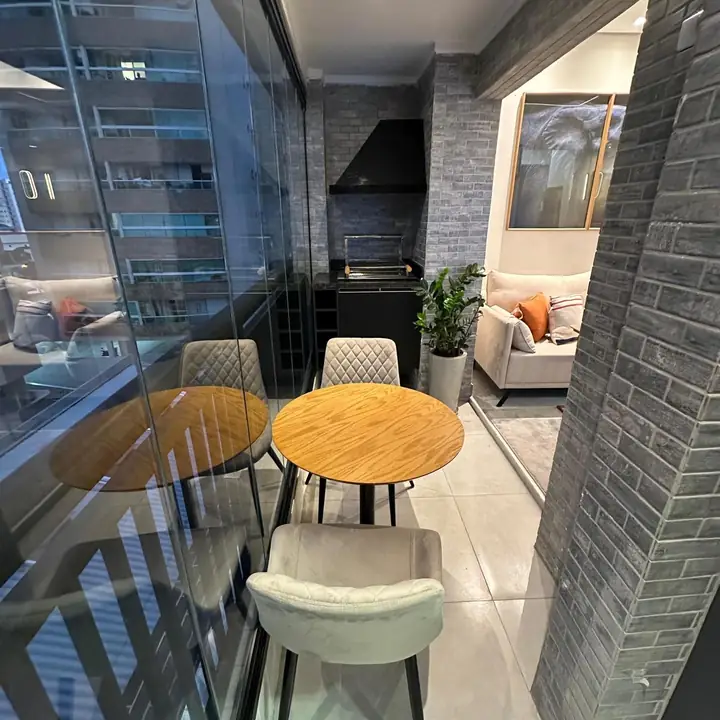 Varanda gourmet com mesa e churrasqueira