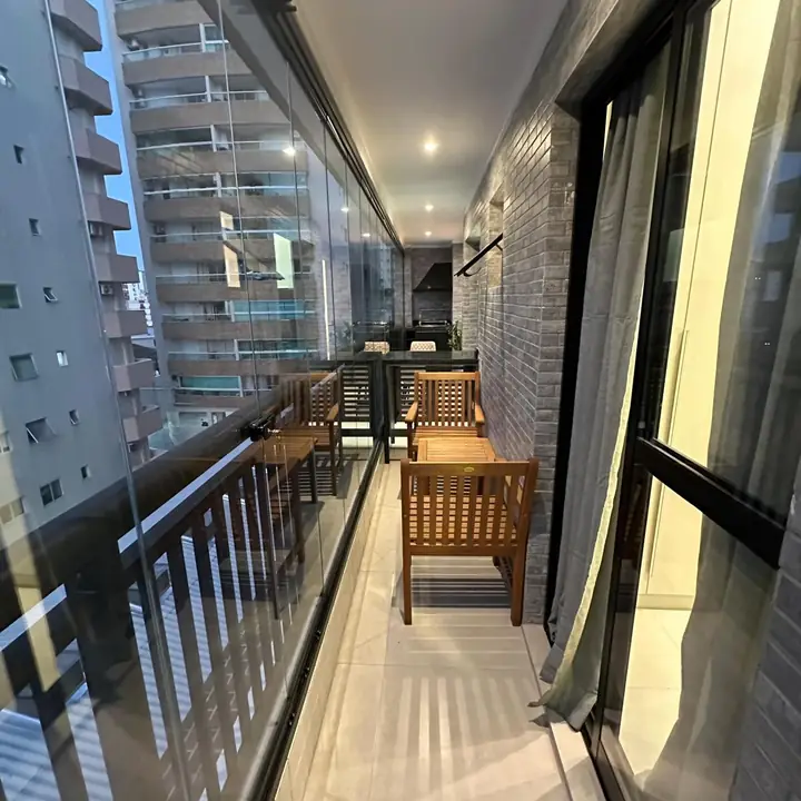 Varanda gourmet com mesa e cadeiras